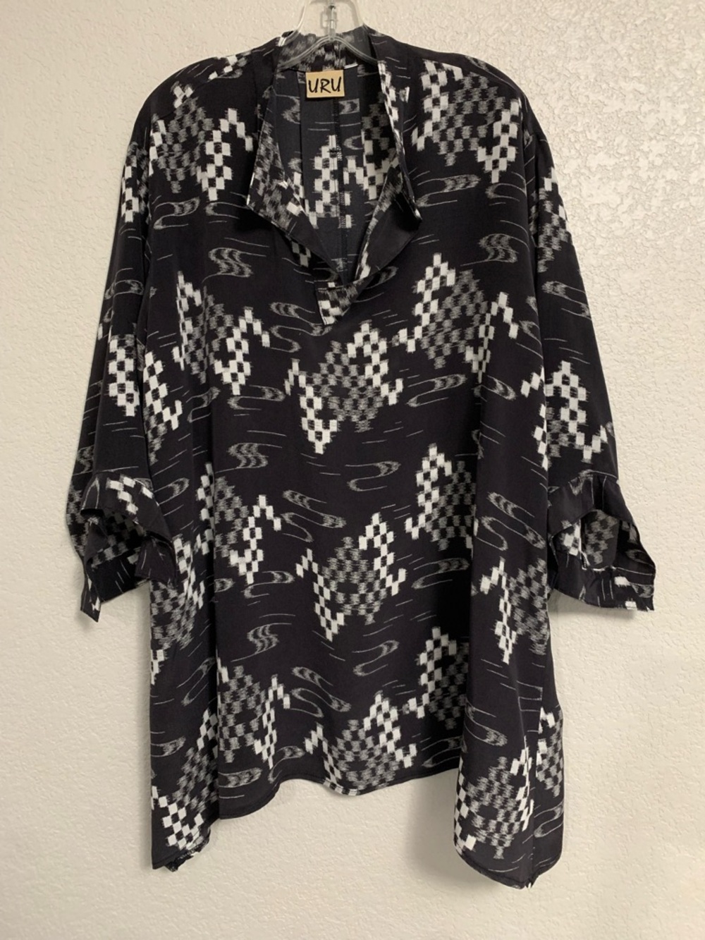 URU Catalina Blouse Top Tunic Womens 2 Silk Ikat Print Artsy Black Fits US 12-16